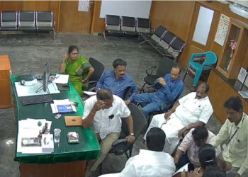 நகர் மன்ற பெண் உறுப்பினரின் காலில் விழுந்த இளநிலை உதவியாளர் – சிசிடிவி காட்சிகள் வெளியாகி பரபரப்பு !