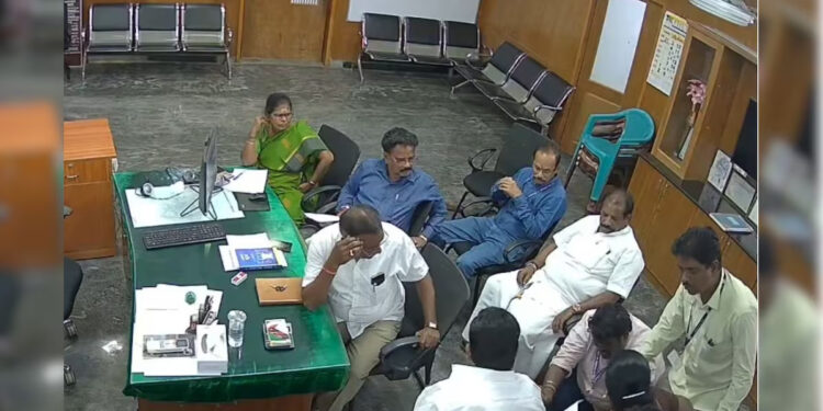 நகர் மன்ற பெண் உறுப்பினரின் காலில் விழுந்த இளநிலை உதவியாளர் – சிசிடிவி காட்சிகள் வெளியாகி பரபரப்பு !