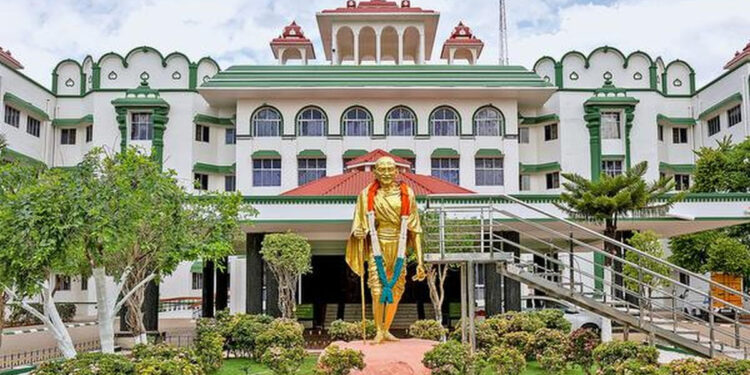 ஆம்புலன்ஸ் டிரைவர்களுக்கு பாதுகாப்பு : டிஜிபிக்கு பதில் அளிக்க ஐகோர்ட் உத்தரவு