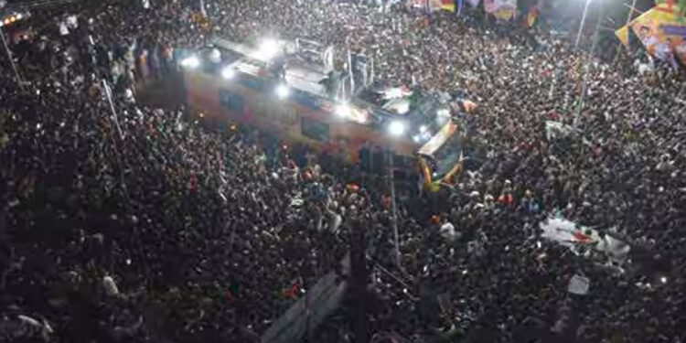 கரூர் கூட்ட நெரிசல் ; சி.பி.ஐ விசாரணை கோரி த.வெ.க. மனு – இன்று விசாரணை