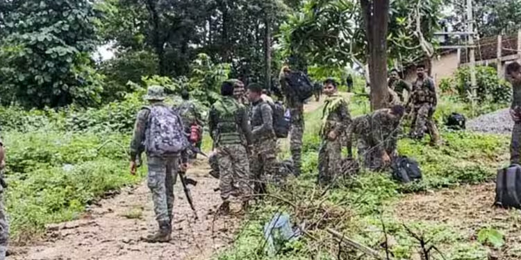 ஜார்க்கண்டில் நக்சலைட் துப்பாக்கிச்சண்டை : 2 பாதுகாப்பு படை வீரர்கள் வீரமரணம், ஒருவர் காயம்