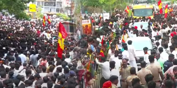 ஸ்தம்பித்த திருச்சி… விஜயை காண ரசிகர்கள், தொண்டர்கள் குவிந்து பரபரப்பு !