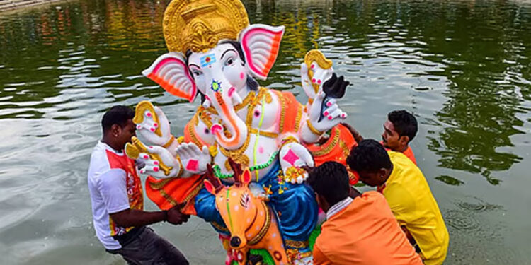 விநாயகர் சிலை கரைப்புக்கு ஏன் கட்டணம் வசூலிக்கவில்லை?