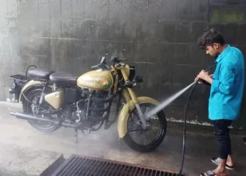 வாட்டர் சர்வீஸ் கடைகளில் மக்கள் கூட்டம்