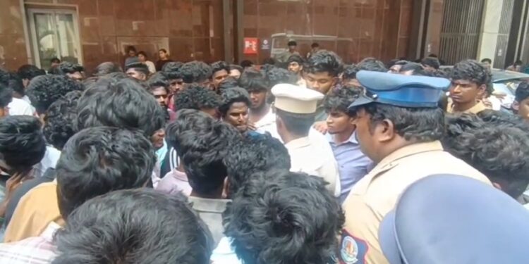 அரசு மருத்துவமனையை முற்றுகையிட்ட கல்லூரி மாணவர்கள்