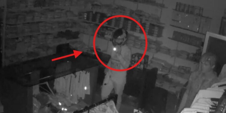 ஜவுளி கடையில் தலைகவச கொள்ளையன்..!