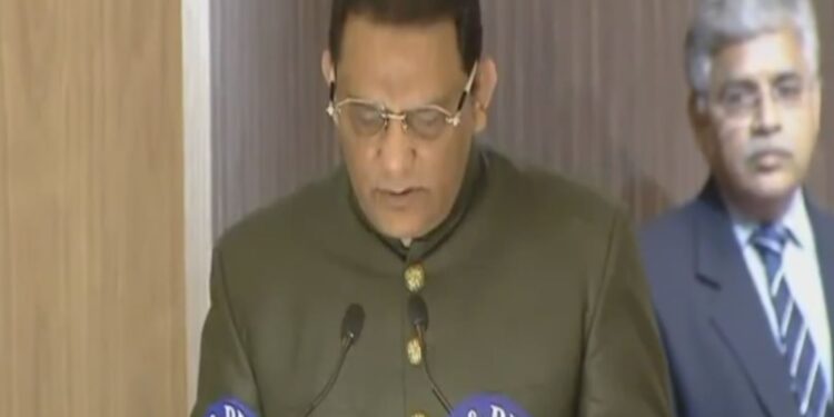 தெலங்கானா அமைச்சராக கிரிக்கெட் வீரர் அசாரூதீன் பதவியேற்பு