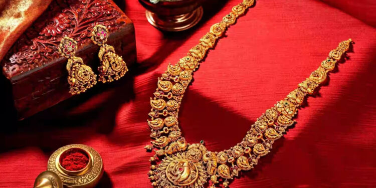 தொடர்ந்து சரிந்து வரும் தங்கம் விலை : சவரனுக்கு ரூ.320 குறைவு !