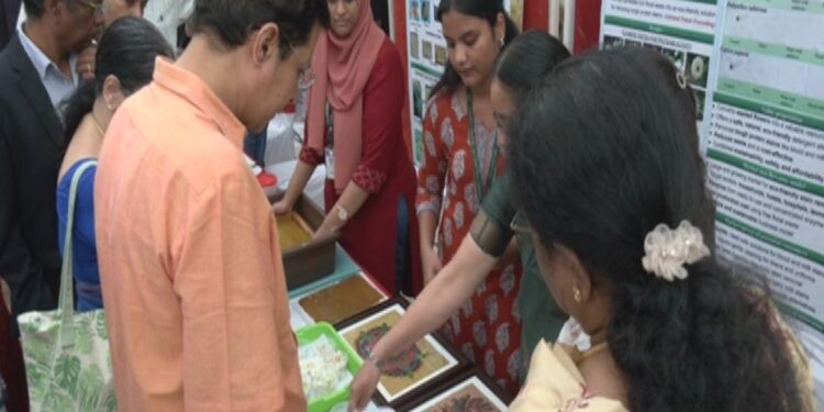 மரத்தில் பூக்கும் செயற்கை பூக்கள் – IIT அசத்தல்