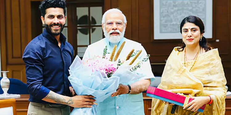 குஜராத் அமைச்சராக ரவீந்திர ஜடேஜாவின் மனைவி ரிவாபா ஜடேஜா பதவியேற்பு !