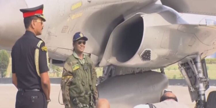 ரஃபேல் விமானத்தில் பறந்தார் குடியரசுத் தலைவர் முர்மு