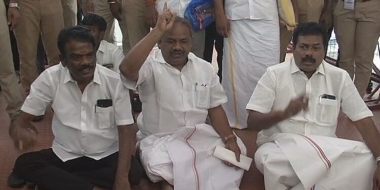 அதிமுக முடிந்தது…இப்போ பாமக சட்டமன்ற உறுப்பினர்கள் தர்ணா போராட்டம்
