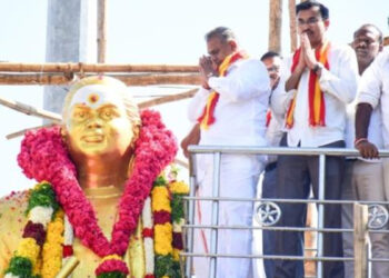 தேவர் சிலை அருகில் ‘தவெக வாழ்க’ முழக்கம் – புஸ்ஸி ஆனந்த் நடவடிக்கையில் சர்ச்சை !
