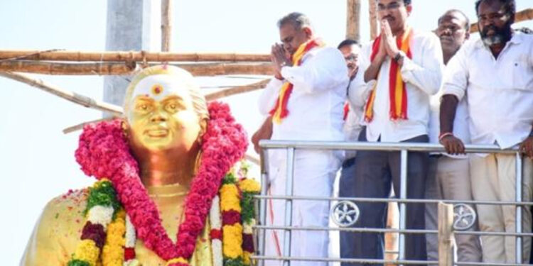 தேவர் சிலை அருகில் ‘தவெக வாழ்க’ முழக்கம் – புஸ்ஸி ஆனந்த் நடவடிக்கையில் சர்ச்சை !