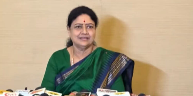 “அதிமுகவில் சர்ப்ரைஸ் நடக்கும்… Wait and See” : சசிகலா பரபரப்பு பேச்சு !