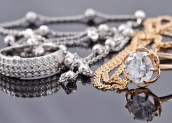 தங்கத்துடன் போட்டி போட்டு எகிறும் வெள்ளி விலை !