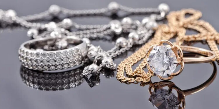 தங்கத்துடன் போட்டி போட்டு எகிறும் வெள்ளி விலை !