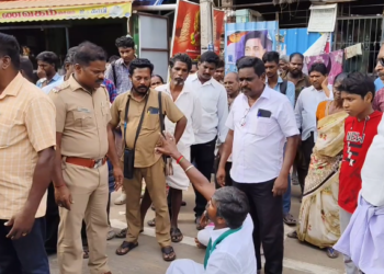 மயிலாடுதுறை விவசாய நிலத்திற்கு செல்லும் பாதையை பயன்படுத்த தடைவிதித்ததால் , மாவட்டஆட்சியரகம் முன்பு சாலைமறியல்