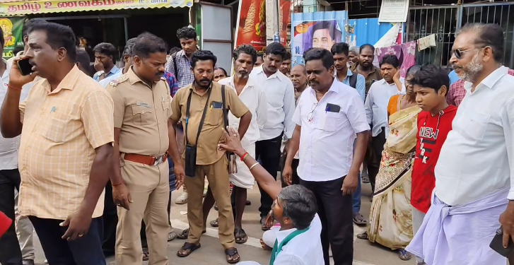 மயிலாடுதுறை விவசாய நிலத்திற்கு செல்லும் பாதையை பயன்படுத்த தடைவிதித்ததால் , மாவட்டஆட்சியரகம் முன்பு சாலைமறியல்