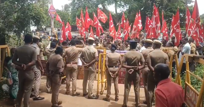 திருவாரூர் மாவட்டம் ஆட்டோ தொழிலாளர் சங்கத்தின் சார்பில் முற்றுகை போராட்டம்