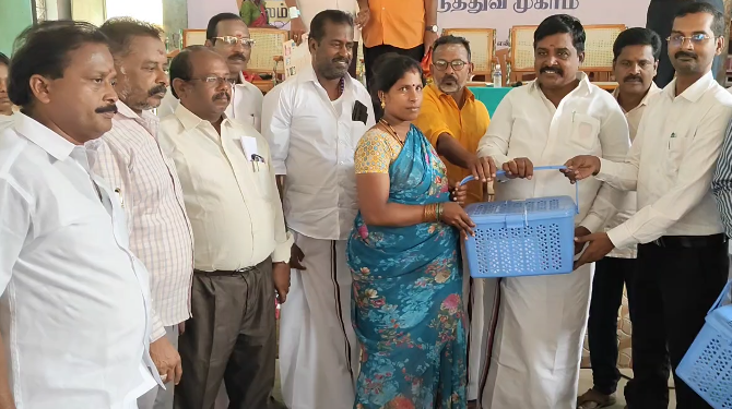 ஸ்டாலின்திட்ட மருத்துவமுகாம்MLAநிவேதாமுருகன் கர்ப்பிணிதாய்மார்களுக்கு ஊட்டச்சத்துபெட்டகம் வழங்கினார்