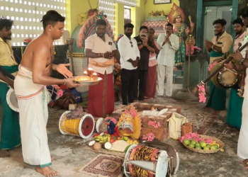 மயிலாடுதுறையில் நாட்டுப்புற கலைஞர்கள் ஆயுதபூஜையை முன்னிட்டு இசை கருவிகளை படைத்து வழிபாடு