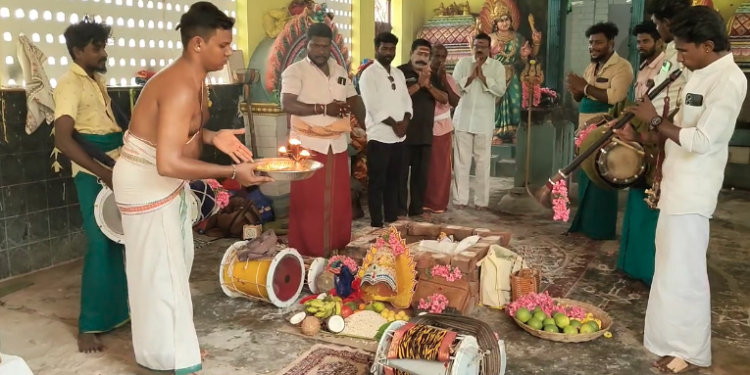 மயிலாடுதுறையில் நாட்டுப்புற கலைஞர்கள் ஆயுதபூஜையை முன்னிட்டு இசை கருவிகளை படைத்து வழிபாடு