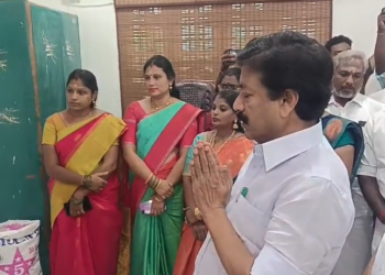 அதிமுக அலுவலகத்தில் முன்னாள் சட்டத்துறை அமைச்சரும் மாநிலங்களவை உறுப்பினருமான C.V. சண்முகம் ஆயுத பூஜை விழா