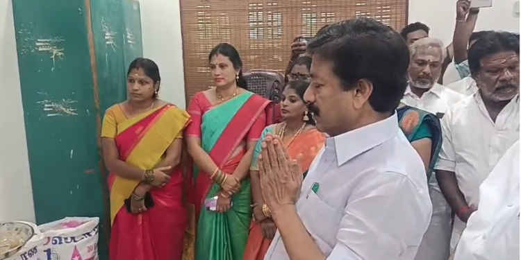 அதிமுக அலுவலகத்தில் முன்னாள் சட்டத்துறை அமைச்சரும் மாநிலங்களவை உறுப்பினருமான C.V. சண்முகம் ஆயுத பூஜை விழா