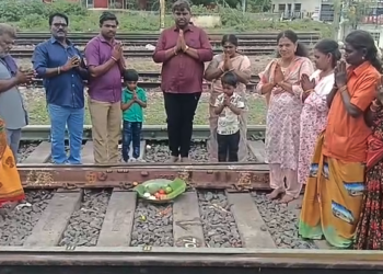 விழுப்புரம் ரயில் நிலையத்தில் ஆயுத பூஜை கொண்டாட்டம்