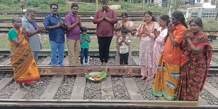 விழுப்புரம் ரயில் நிலையத்தில் ஆயுத பூஜை கொண்டாட்டம்