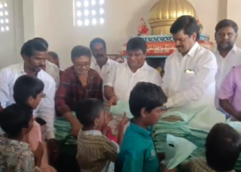 கீழ்ப்பெரும்பாக்கம் பகுதியில் நடந்த N.S.S.முகாமில் Dr.லட்சுமணன் கலந்துக்கொண்டு மாணவிகளுக்கு பரிசு
