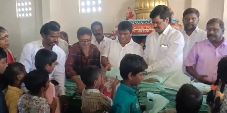 கீழ்ப்பெரும்பாக்கம் பகுதியில் நடந்த N.S.S.முகாமில் Dr.லட்சுமணன் கலந்துக்கொண்டு மாணவிகளுக்கு பரிசு