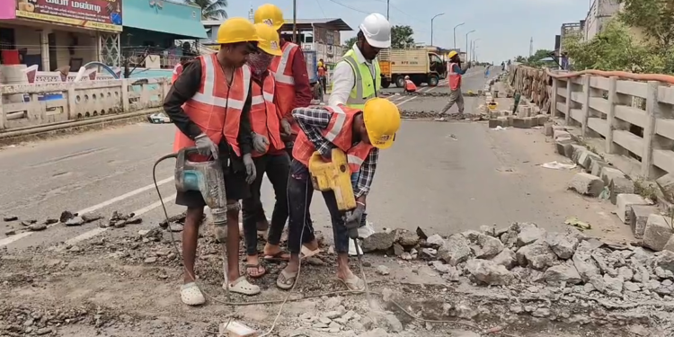 மயிலாடுதுறை ரயில்வே மேம்பாலத்தில் சாலை மேற்பரப்பு சீரமைப்பு பணிக்காக இன்று முதல் சாலை போக்குவரத்திற்கு 3 மாதங்களுக்கு தடை