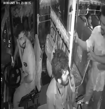 சீர்காழி வைத்தீஸ்வரன் கோவிலில் தனியார் பேருந்து ஓட்டுநர் &நடத்துனரை சிலர் தாக்கும் வீடியோ வைரல்