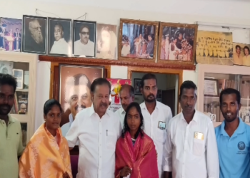 மாநில மல்லர் கம்பம் போட்டியில் வென்ற விழுப்புரம் வீராங்கனைகள் இருவரும், முன்னாள் அமைச்சர்  பொன்முடி தெற்கு மாவட்ட செயலாளர் பொன்.