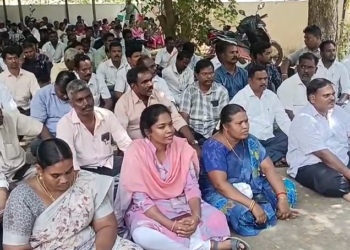 விழுப்புரம் வருவாய் கோட்டாட்சியர் அலுவலகம் முன்பு கிராம நிர்வாக அலுவலர்கள் காத்திருப்பு & தர்ணா போராட்டம்