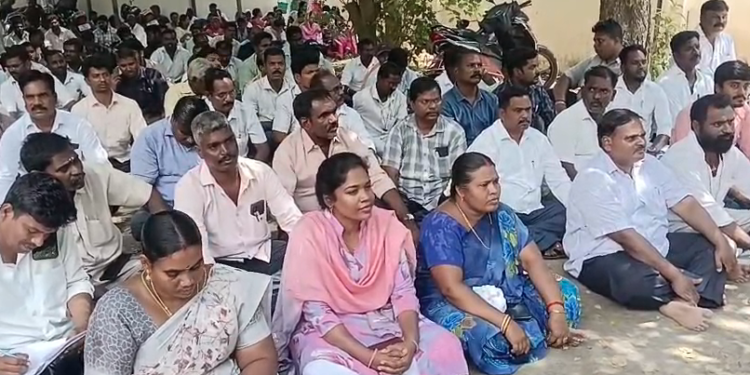 விழுப்புரம் வருவாய் கோட்டாட்சியர் அலுவலகம் முன்பு கிராம நிர்வாக அலுவலர்கள் காத்திருப்பு & தர்ணா போராட்டம்