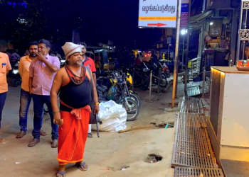 மன்னாா்குடியில் DMKஅரசின் சாதனைகளை எடுத்துரைக்கும் வகையில் சேலம் கோவிந்தன் என்பவர் குடுகுடுப்பை அடித்தபடி ஜெக்கம்மா சொல்றா என நூதன பிரச்சாரம்