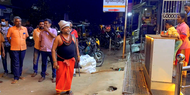 மன்னாா்குடியில் DMKஅரசின் சாதனைகளை எடுத்துரைக்கும் வகையில் சேலம் கோவிந்தன் என்பவர் குடுகுடுப்பை அடித்தபடி ஜெக்கம்மா சொல்றா என நூதன பிரச்சாரம்