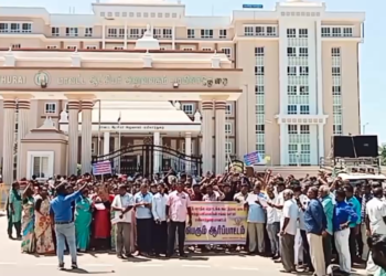மயிலாடுதுறை மாவட்ட ஆட்சியர் அலுவலகம் முன்பு 25 அம்ச கோரிக்கைகளை வலியுறுத்தி கூட்டுறவு சங்க பணியாளர்கள் ஆர்ப்பாட்டம்