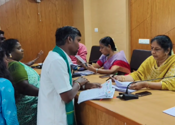 மயிலாடுதுறையில் சீரமைப்புப் பணிக்காக சாரங்கபாணி மேம்பாலம் மூடப்பட்டதால் மாப்படுகை பகுதியில் கடும் போக்குவரத்து நெரிசல்
