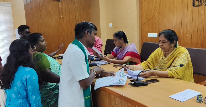 மயிலாடுதுறையில் சீரமைப்புப் பணிக்காக சாரங்கபாணி மேம்பாலம் மூடப்பட்டதால் மாப்படுகை பகுதியில் கடும் போக்குவரத்து நெரிசல்