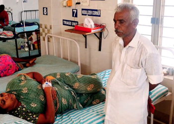 மன்னார்குடி அருகே ஆனந்தன் என்பவருக்கு சொந்தமான கம்பி வேலியை 50-க்கும் மேற்பட்டோர் அடித்து உடைக்கும் வீடியோ