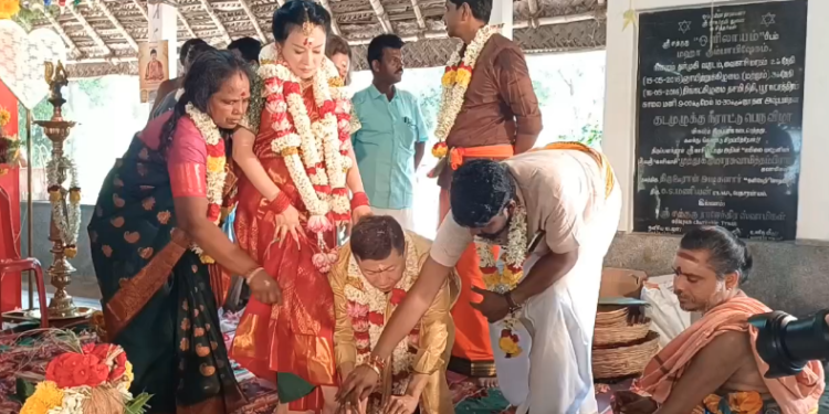 சீர்காழி அருகே ஒளிலாயம் சித்தர் பீடத்தில் தைவான் நாட்டு தம்பதியினர் இந்து முறைப்படி அம்மி மிதித்து, அருந்ததி பார்த்து திருமணம்