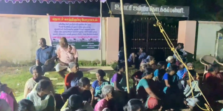 கொள்ளிடம் அருகே தனிநபரால் ஆக்கிரமைக்கப்பட்ட திருபுவனவீரமங்கலம் ஊராட்சி ஒன்றிய துவக்கப்பள்ளிக்கு சொந்தமான இடத்தை மீட்டு தர  காத்திருப்பு போராட்டம்