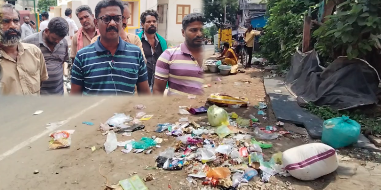 சீர்காழியில் தற்காலிக தூய்மை பணியாளர்கள் பணி புறக்கணிப்பு தீபாவளி நேரத்தில் நகரிங்கும் குப்பைகள் தேங்கியுள்ளதால் சுகாதாரசீர்கேடு