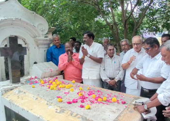 கவிஞர் மாயூரம் வேதநாயகம் பிள்ளையின்199-வது பிறந்தநாளை முன்னிட்டு நினைவிடத்தில் திருவுருவசிலைக்கு MLAதமிழ்சங்கத்தினர் மரியாதை