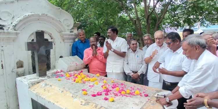 கவிஞர் மாயூரம் வேதநாயகம் பிள்ளையின்199-வது பிறந்தநாளை முன்னிட்டு நினைவிடத்தில் திருவுருவசிலைக்கு MLAதமிழ்சங்கத்தினர் மரியாதை