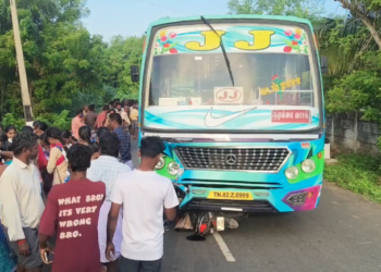 அரசு பேருந்தை முந்தி செல்ல முயன்ற தனியார் பேருந்து மோதி இருசக்கர வாகனத்தில் சென்ற கணவர் உயிரிழப்பு